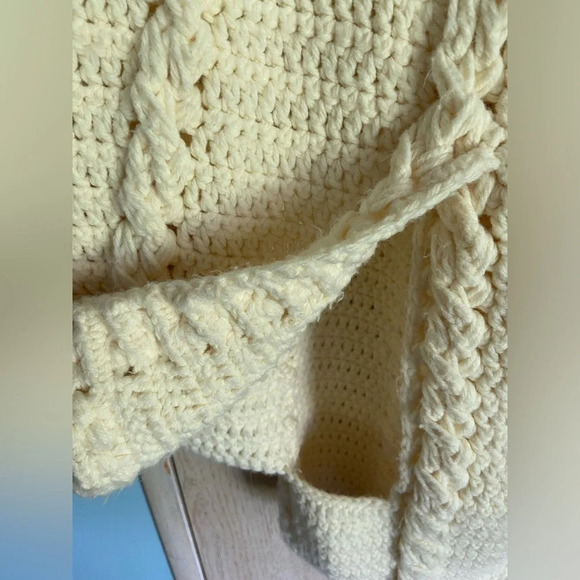 Beautiful Cream Handmade Cable Crochet Knit Poncho Button Front Sz Medium - Picture 3 of 11